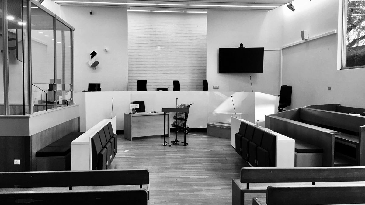 Salle d'audience en noir et blanc